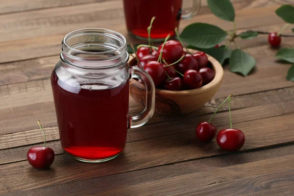 Cherry compote dalam botol kaca dengan pegangan — Stok Foto