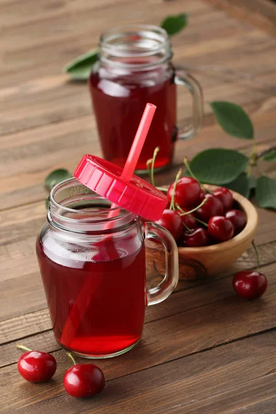 Cherry compote dalam botol kaca dengan pegangan — Stok Foto