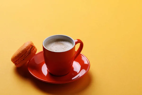 Tazza Arancione Caffè Con Amaretti Sfondo Giallo Primo Piano — Foto Stock