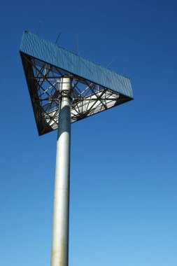 mavi gökyüzü arka plan üzerinde üçgen metal konstrüksiyon