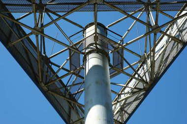 mavi gökyüzü arka plan üzerinde üçgen metal konstrüksiyon