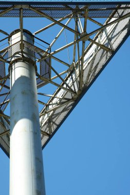 mavi gökyüzü arka plan üzerinde üçgen metal konstrüksiyon