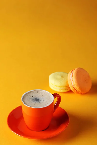 Tazza Arancione Caffè Con Amaretti Sfondo Giallo Primo Piano — Foto Stock