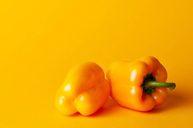 metin için yer bir sarı zemin üzerine sarı biber