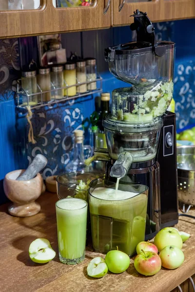 Elma Suyu Mutfak Yakın Çekim Tabloda Bir Juicer Üzerinden Akan — Stok fotoğraf