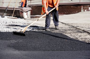 el ile sıcak asfalt yol işçileri seviye