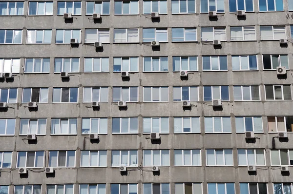 bir çok katlı bina yakın çekim windows