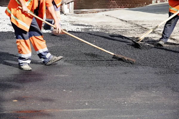 Trabajadores Carretera Nivelar Asfalto Caliente Mano — Foto de Stock