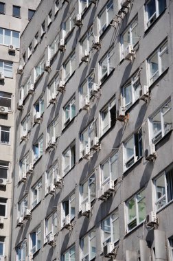 bir çok katlı bina yakın çekim windows