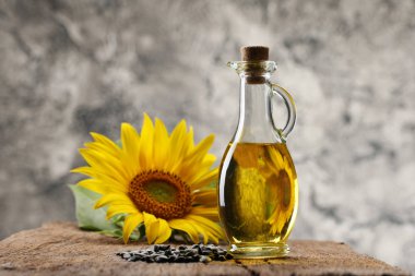 Ayçiçek yağı, tohum ve ayçiçeği ahşap bo arka plan üzerinde