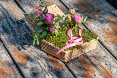 hasır kutu alyans ile güzel çiçekler için