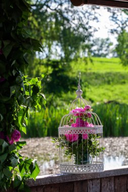 kafes açık havada güzel çiçekli