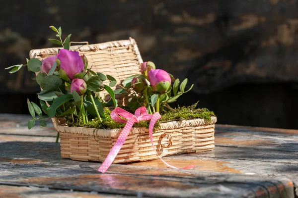 Hasır kutu alyans ile güzel çiçekler için — Stok fotoğraf