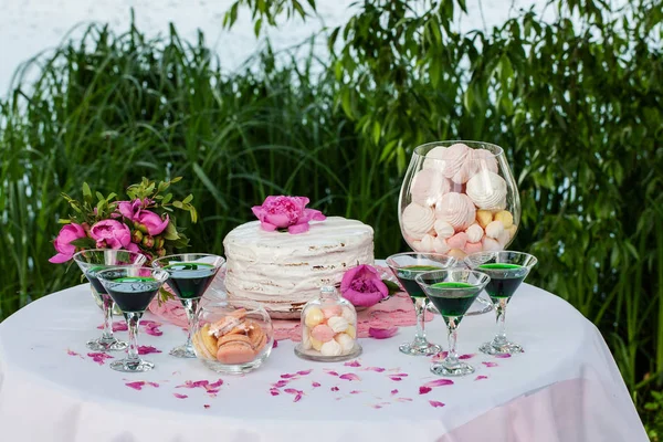 Barra de caramelo de boda con bebidas al aire libre —  Fotos de Stock