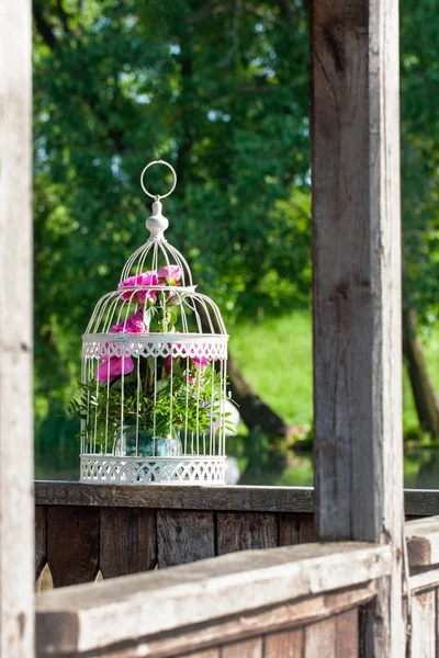 Bur med vackra blommor utomhus — Stockfoto