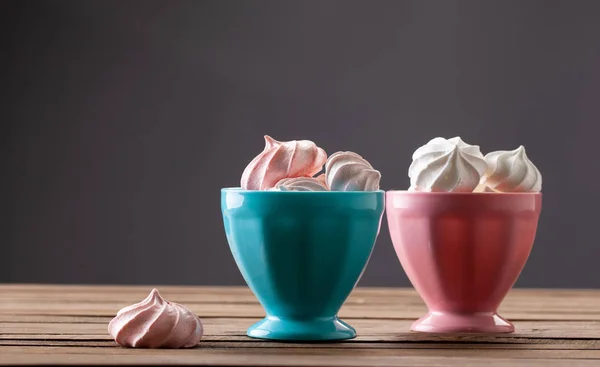 Süßes Dessert. Bunte Luftmeringues in einer runden Vase, — Stockfoto