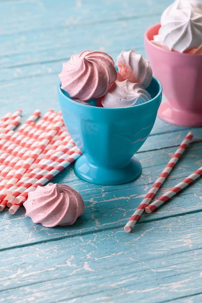 Süßes Dessert. Bunte Luftmeringues in einer runden Vase, — Stockfoto