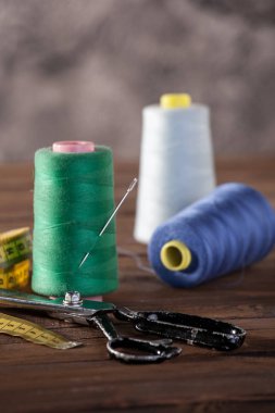 ahşap boyalı panoları arka planda bobinler iplik