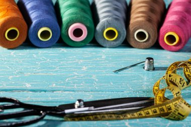 ahşap boyalı panoları arka planda bobinler iplik