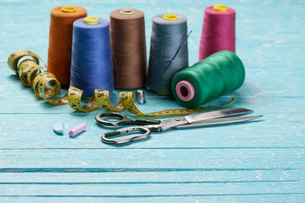 Threads in coils on the background of wooden painted boards — Stock Photo, Image