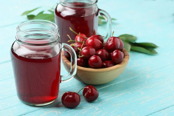 Cherry compote dalam botol kaca dengan pegangan — Stok Foto