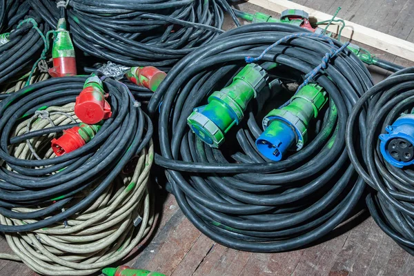 Bobine di cavo elettrico con connettori — Foto Stock