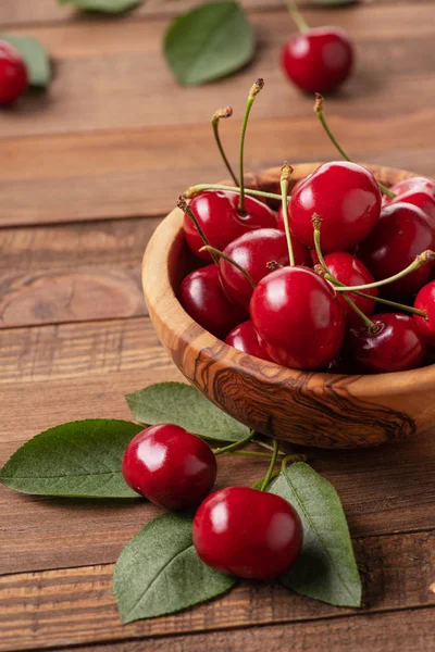 Ripe cherries in a wooden bowl on the background — Stock Photo, Image
