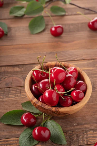 Ripe cherries in a wooden bowl on the background — Stock Photo, Image