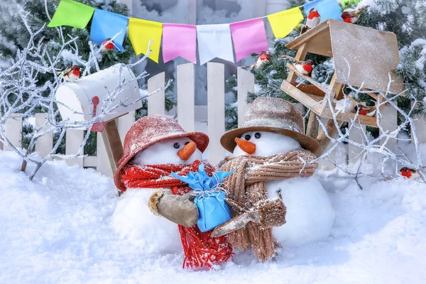 Dos Muñecos Nieve Con Regalo Fondo Paisaje Invierno Día Soleado — Foto de Stock