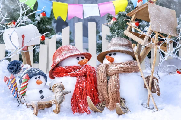 Rodzina Snowmen Narty Sanki Tle Zimowego Krajobrazu Słoneczny Dzień — Zdjęcie stockowe