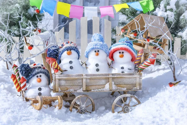 Piccoli Pupazzi Neve Con Fuochi Artificio Sullo Sfondo Paesaggio Invernale — Foto Stock