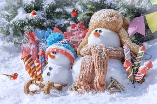 Rodzina Snowmen Fajerwerków Tle Zimowego Krajobrazu Słoneczny Dzień — Zdjęcie stockowe