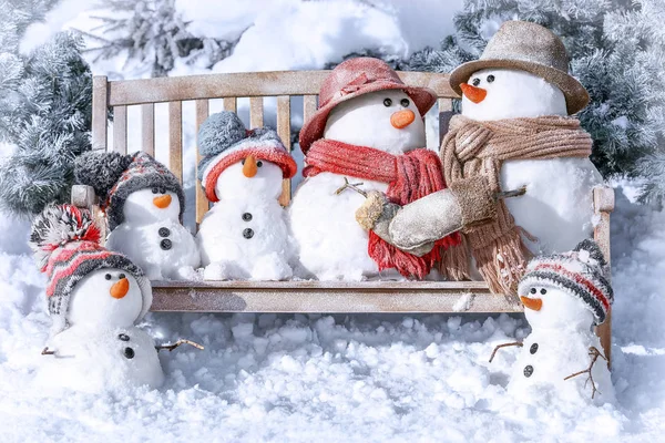 Rodzina Snowmen Tle Zimowego Krajobrazu Słoneczny Dzień — Zdjęcie stockowe