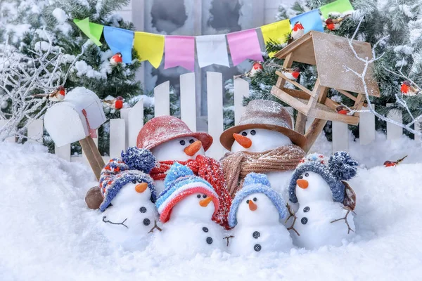 Rodzina Snowmen Tle Zimowego Krajobrazu Słoneczny Dzień — Zdjęcie stockowe