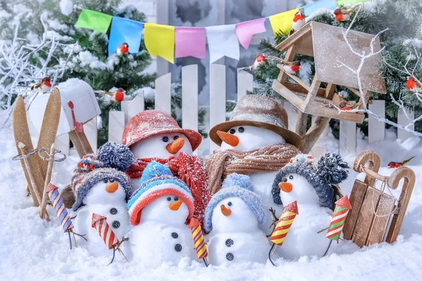 Rodzina Snowmen Narty Sanki Tle Zimowego Krajobrazu Słoneczny Dzień — Zdjęcie stockowe