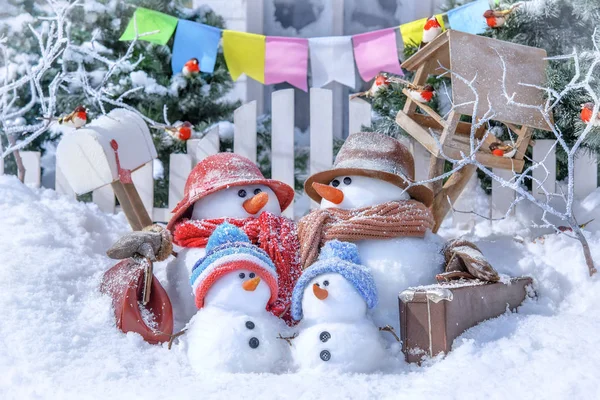 Famiglia Pupazzi Neve Sullo Sfondo Paesaggio Invernale Una Giornata Sole — Foto Stock