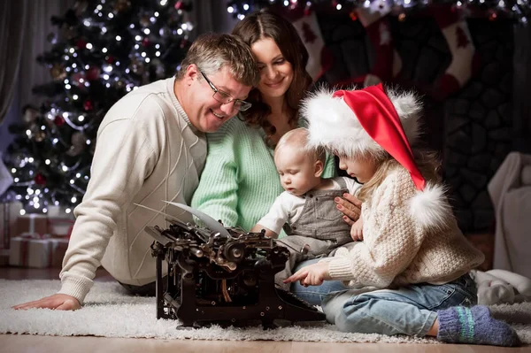 Pais Com Crianças Escrevem Cartas Para Papai Noel Sentado Debaixo — Fotografia de Stock