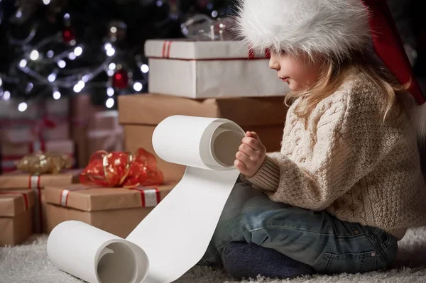 Criança Lendo Uma Carta Aos Desejos Papai Noel — Fotografia de Stock