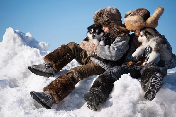 Boys Playing Puppy Dog Snow Clear Winter Day — Stock Photo, Image