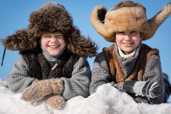 Meninos Jogando Uma Grande Pilha Neve Brilhante Dia Inverno — Fotografia de Stock