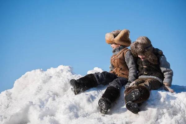Chłopców Grających Wielki Stos Śniegu Jasne Zimowy Dzień — Zdjęcie stockowe