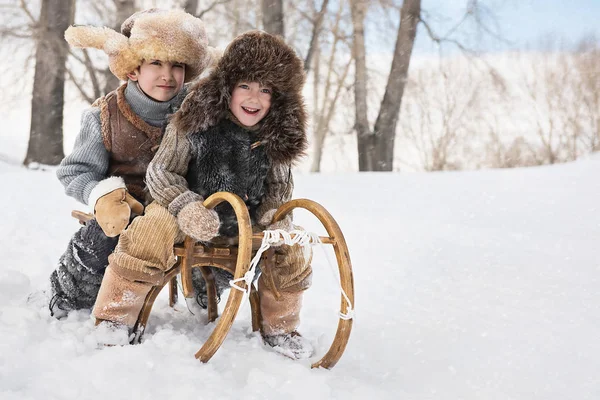 Zwei Jungen Rodeln Mit Berg Warmen Wintertag — Stockfoto