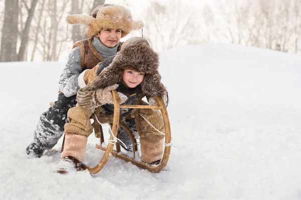 Двоє Хлопчиків Катаються Гірським Теплим Зимовим Днем — стокове фото
