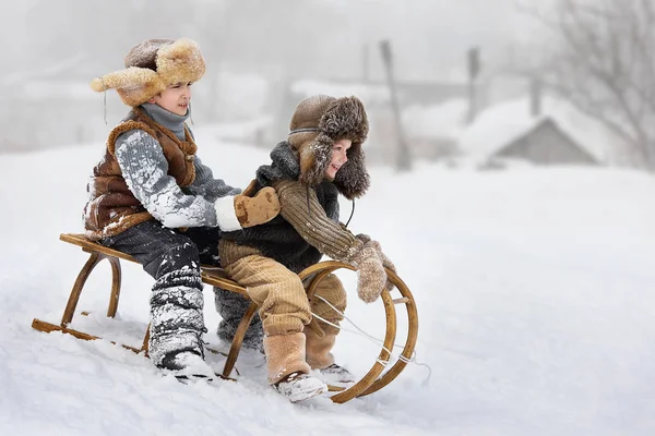 Dva Chlapci Sáňkování Horou Teplé Zimní Den — Stock fotografie