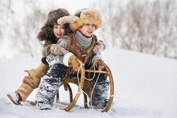 Zwei Jungen Rodeln Mit Berg Warmen Wintertag — Stockfoto