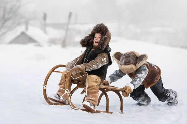 Dois Meninos Trenó Com Montanha Quente Dia Inverno — Fotografia de Stock