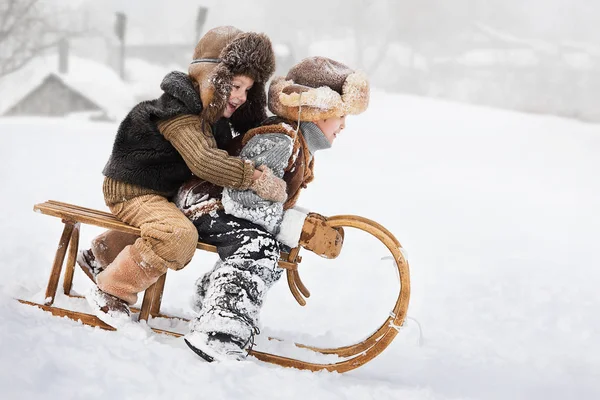 Zwei Jungen Rodeln Mit Berg Warmen Wintertag — Stockfoto