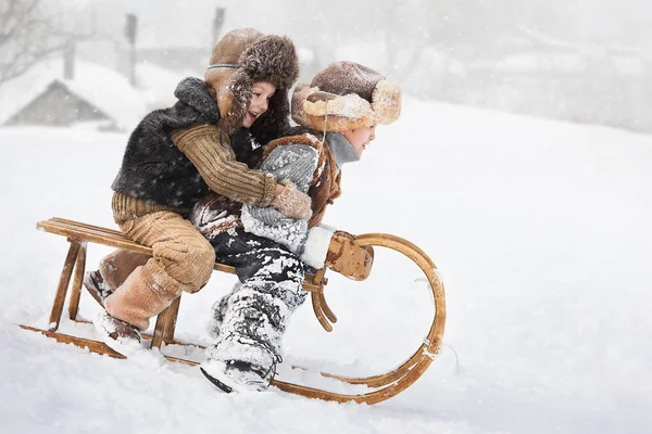 Dois Meninos Trenó Com Montanha Quente Dia Inverno — Fotografia de Stock