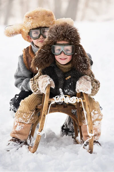 Dois Meninos Trenó Com Montanha Quente Dia Inverno — Fotografia de Stock