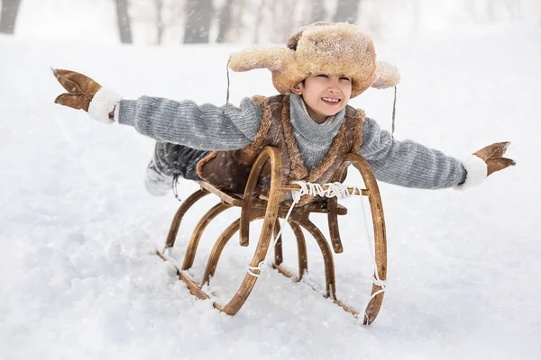 Pojke Pulka Med Berg Varm Vinterdag — Stockfoto